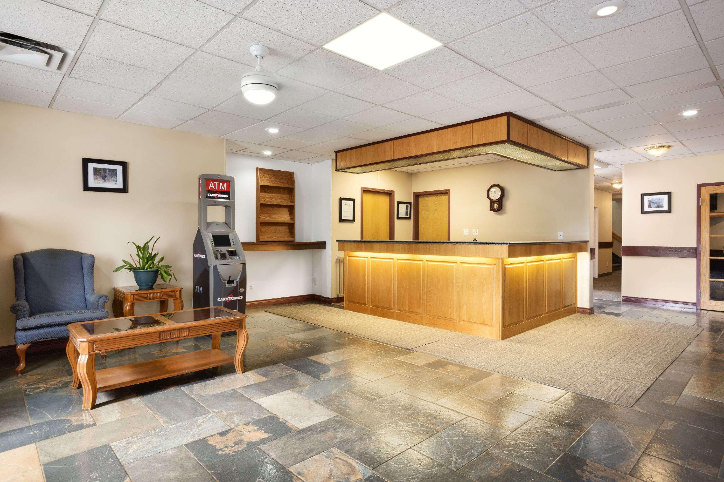 Days Inn By Wyndham Hinton Eksteriør billede