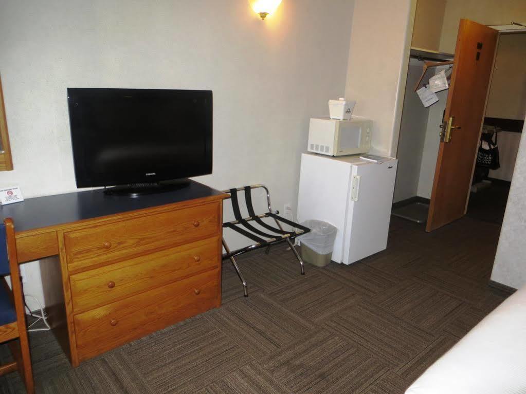 Days Inn By Wyndham Hinton Eksteriør billede