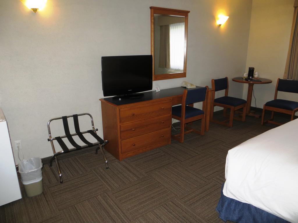 Days Inn By Wyndham Hinton Eksteriør billede